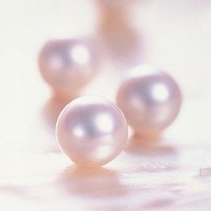The difference between natural pearls and cultured pearls