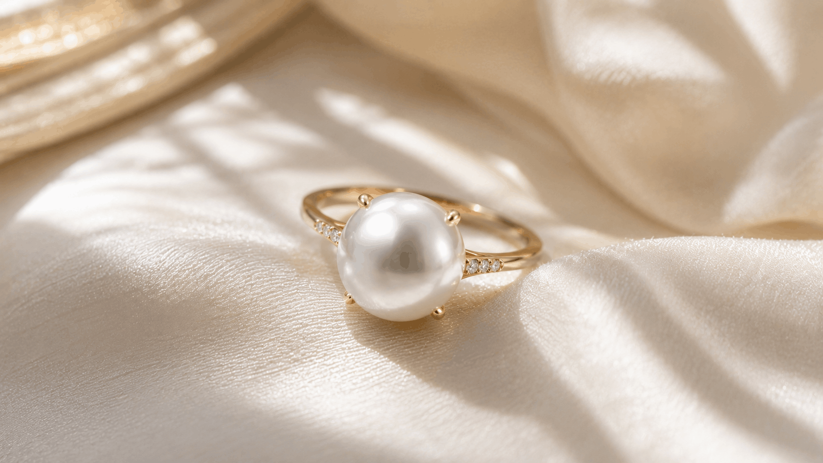 03. South Sea Pearl Rings Vihkisormuksina